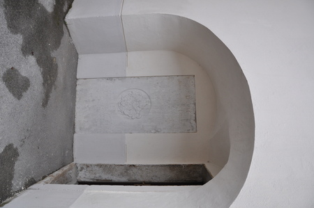 Epitaf družine Nicoletti z izklesanim grbom je vzidan ob vhodu v južno zakristijo